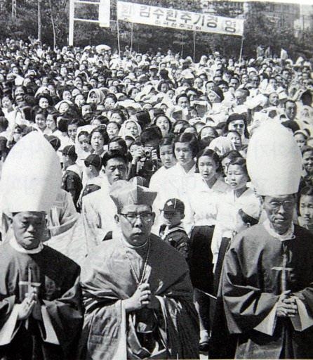 1969년 로마에서 추기경 서임식을 마치고 귀국한 김 추기경의 축하미사 장면.  서울신문 DB