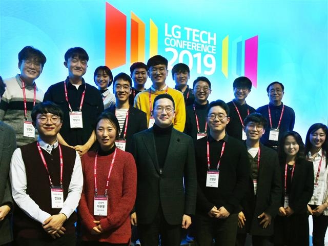 구광모(앞줄 왼쪽 세 번째) LG 회장이 13일 서울 강서구 마곡 LG사이언스파크에서 열린 ‘LG 테크 콘퍼런스’에서 참석자들과 기념 촬영을 하고 있다. 구 회장은 이날 이공계 석·박사 과정 대학원생 350여명을 만나 LG의 혁신 기술 현황과 비전을 공유했다.  LG 제공