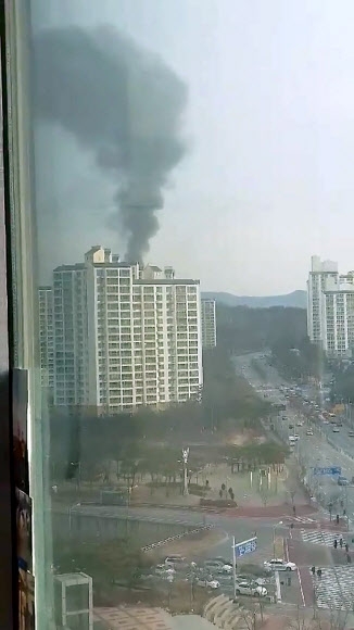14일 오전 8시 42분쯤 대전 유성구 외삼동 한화 대전공장에서 로켓 추진제(연료)를 빼는 과정에서 폭발 사고가 발생해 직원 3명이 숨졌다. 사진은 사고 현장 근처의 한 건물에서 촬영한 검은 연기가 치솟는 모습. 연합뉴스