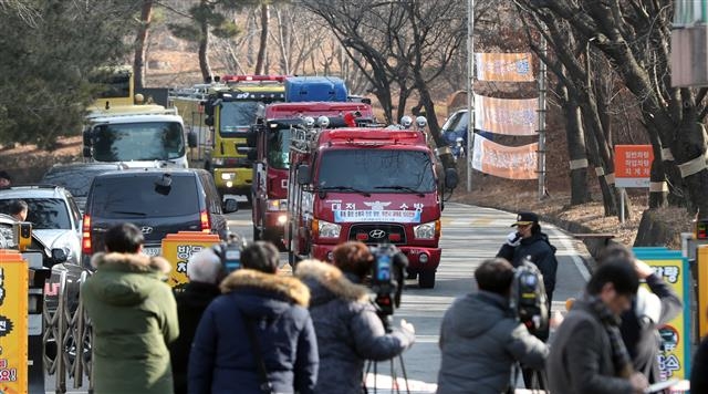 14일 오전 8시 42분쯤 대전 유성구 외삼동 한화 대전공장에서 로켓 추진제(연료)를 빼는 과정에서 폭발 사고가 발생해 직원 3명이 숨졌다. 사고 수습을 마친 소방차와 119구급차량이 공장을 빠져나오고 있다. 대전 뉴스1
