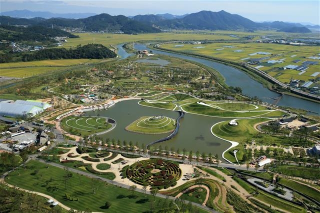 대한민국 제1호 국가정원인 전남 순천만국가정원 내 호수공원. 올해를 순천 방문의 해로 정한 순천시는 1000만 관광객을 유치하고 도시의 격을 높이겠다는 구상이다.