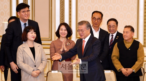 문재인 대통령이 14일 청와대 영빈관에서 열린 자영업·소상공인과의 대화에서 참석자들에게 자리를 권하고 있다. 이날 대화는 중소·벤처기업, 대·중견기업, 혁신벤처기업에 이은 경제계와의 네 번째 소통자리로 마련됐다. 소상공인연합회 등 36개 관련 단체와 자영업자 등 총 160여명이 참석했다. 도준석 기자 pado@seoul.co.kr