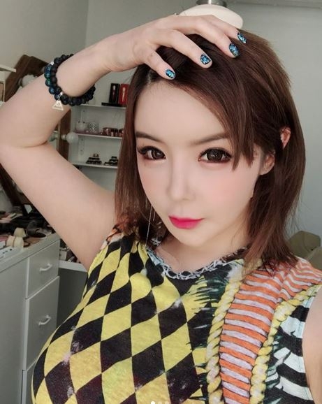 박봄