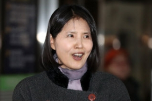 [포토] ‘밝은 표정’ 최영미 시인…“박진성 시인만 1천만원 배상”