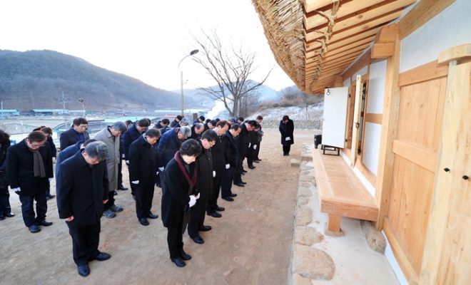 지난해 열린 김수환 추기경 선종 9주년 기념 행사 모습. 김영만(앞줄 왼쪽에서 네번째) 군위군수를 비롯한 군청 및 군의회 관계자들이 군위읍 용대리 김 추기경 생가를 찾아 추모 참배하고 있다. 군위군 제공 추