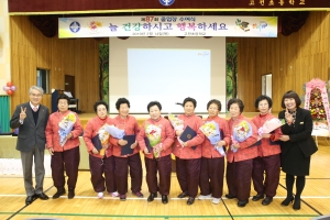 백발 할머니 학생 8명 초등학교 6년 영광의 졸업, 경남 초교 2곳 이색 졸업식