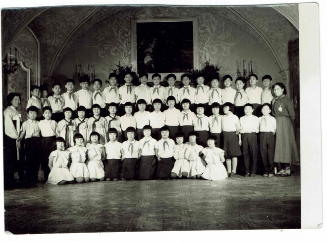 1950년대 체코의 발리치 궁전에서 위탁교육을 받던 북한 전쟁고아들의 단체 기념 사진. 아동들 좌우에 이들을 돌보던 위탁 보모의 모습도 보인다. 체코 발리체 지자체 아카이브, 베커스 김영자 제공 