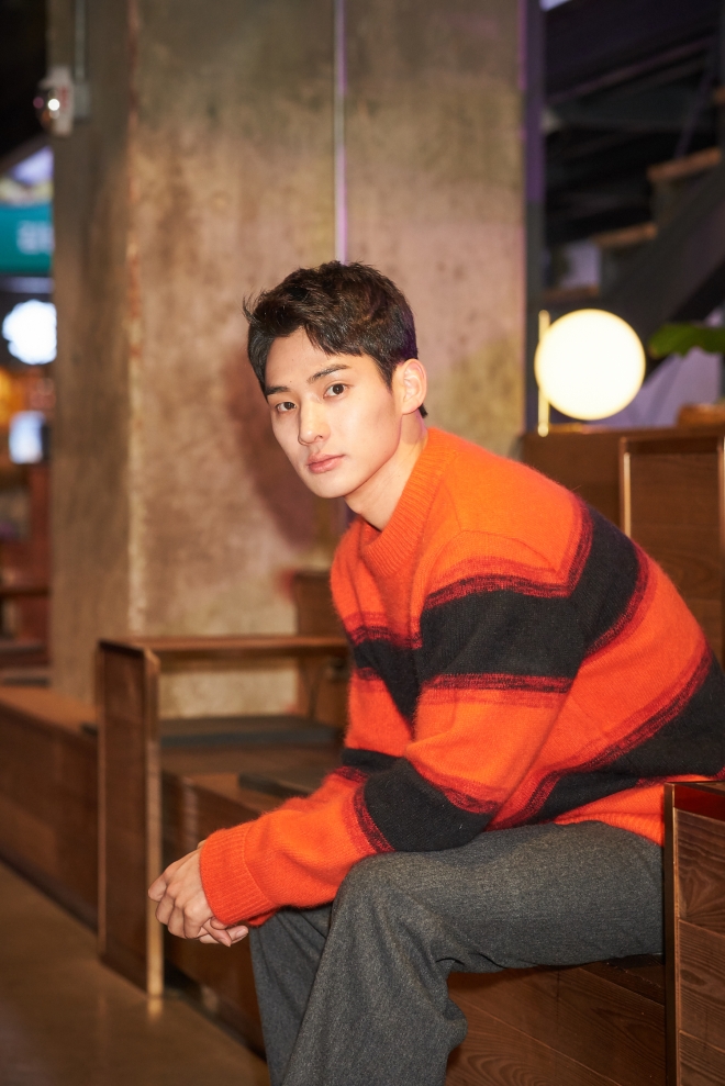 배우 정가람이 좀비를 연기한 영화 ‘기묘한 가족’의 한 장면.  메가박스중앙(주)플러스엠 제공  