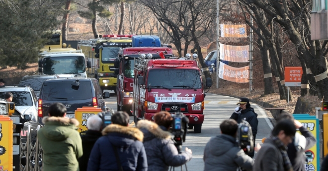 14일 오전 8시 42분쯤 대전 유성구에 위치한 한화 대전공장에서 폭발사고가 발생해 이 공장에서 일하던 20~30대 청년 노동자 3명이 사망했다. 사진은 현장에서 사고 수습을 마친 소방차와 119 구급차량이 나오고 있는 모습. 2019.2.14 뉴스1
