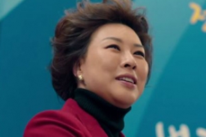 ‘열혈사제’ 정영주, 구청장으로 완벽 변신 ‘강렬 레드 포인트’