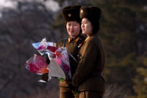 [포토] 김정일 생일 맞아 만수대 동상에 헌화하는 북한 여성들