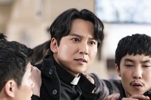 ‘열혈사제’ 김남길, 경찰서로 돌진해 분노 폭발 ‘무슨 일?’