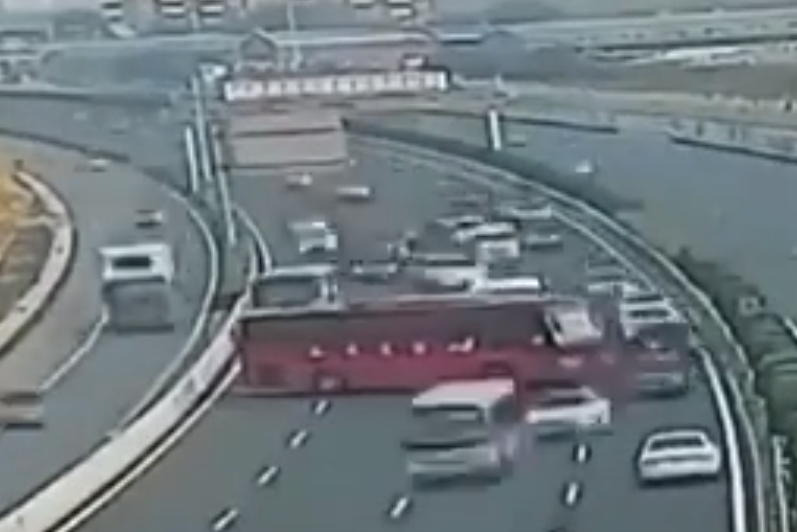 4차선 고속도로서 유턴 후 역주행한 중국 버스