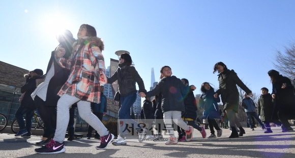 17일 서울 송파구 한성백제박물관에서 열린 강강술래 행사에 참석한 시민들과 어린이들이 즐거운 표정으로 춤을 추고 있다. 2019.2.17. 박지환 기자 popocar@seoul.co.kr