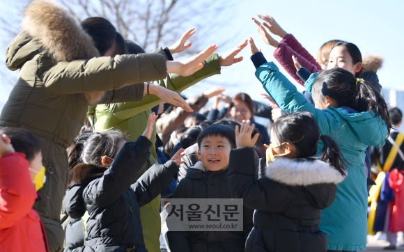 17일 서울 송파구 한성백제박물관에서 열린 강강술래 행사에 참석한 시민들과 어린이들이 즐거운 표정으로 춤을 추고 있다. 2019.2.17  박지환 기자 popocar@seoul.co.kr