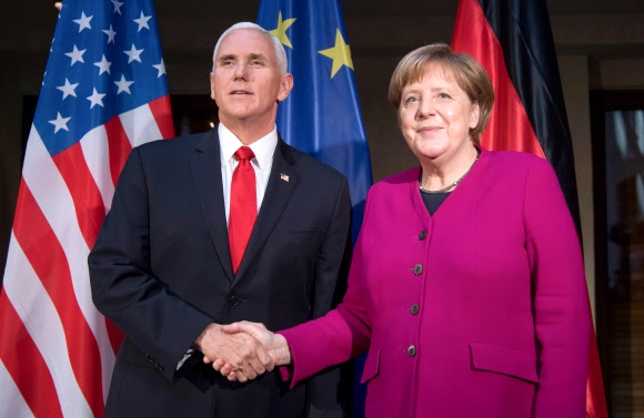 마이크 펜스(왼쪽) 미국 부통령과 앙겔라 메르켈(오른쪽) 독일 총리가 16일(현지시간) 독일 뮌헨에서 열린 뮌헨안보회의에서 악수하고 있다. 메르켈 총리는 이날 펜스 부통령의 요구를 일축하며 유럽의 이란 핵합의 유지를 지지했고 시리아 등에서의 미군 철수 재고를 주장해 기립박수를 받았다. 이에 회의 현장에 있던 이방카 트럼프 미 백악관 보좌관은 굳은 표정을 지었다고 외신들은 전했다.  뮌헨 AFP 연합뉴스