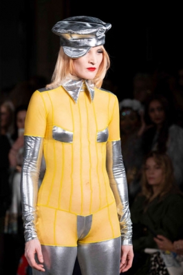 모델이 17일(현지시간) 영국 런던의 런던 패션 위크에서 열리는 ‘2019 가을/겨울 콜렉션 쇼’에서 영국 디자이너 팸 호그의 작품을 선보이고 있다. AFP 연합뉴스