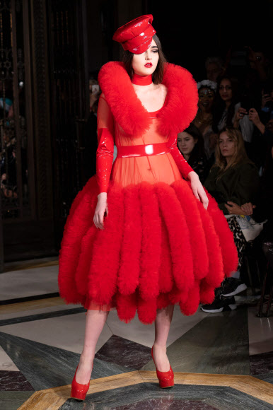 모델이 17일(현지시간) 영국 런던의 런던 패션 위크에서 열리는 ‘2019 가을/겨울 콜렉션 쇼’에서 영국 디자이너 팸 호그의 작품을 선보이고 있다. AFP 연합뉴스
