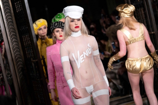 모델들이 17일(현지시간) 영국 런던의 런던 패션 위크에서 열리는 ‘2019 가을/겨울 콜렉션 쇼’에서 영국 디자이너 팸 호그의 작품을 선보이고 있다. AFP 연합뉴스