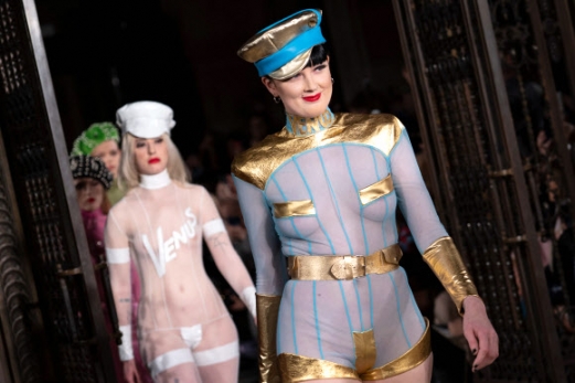 모델들이 17일(현지시간) 영국 런던의 런던 패션 위크에서 열리는 ‘2019 가을/겨울 콜렉션 쇼’에서 영국 디자이너 팸 호그의 작품을 선보이고 있다. AFP 연합뉴스