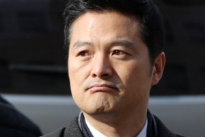 [포토] ‘생각 중인’ 김태우 전 검찰 수사관 검찰 출석