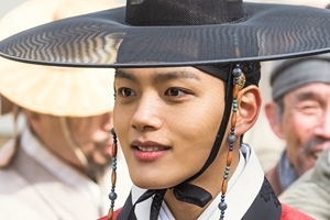 ‘왕이 된 남자’ 여진구, 저잣거리 민생 탐방 포착 “성군 포스”