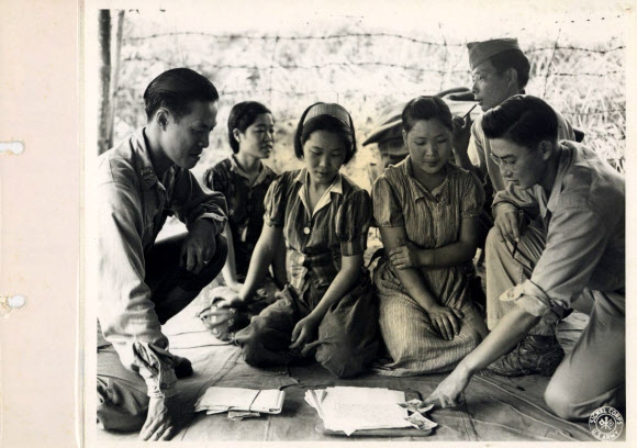 1944년 8월 14일 버마(현 미얀마) 북부지역 미치나에서 촬영된 일본군 위안부 모습.  서울시·서울대 정진성 연구팀 제공