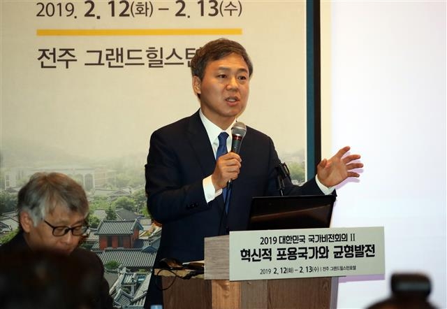 김승주 전주시장이 지난 13일 열린 혁신적 포용국가와 국가균형발전 세미나에서 특례시 지정을 호소하고 있다.  전주시 제공