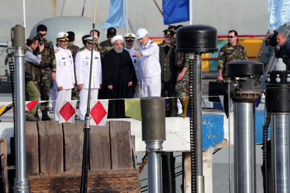 진수식에 참석한 로하니(앞줄 왼쪽 네 번째 터번을 쓴 사람) 대통령 및 이란군 수뇌부.  반다르아바스 EPA 연합뉴스 