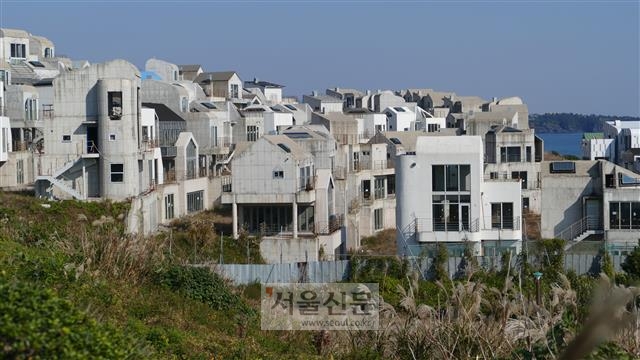 제주도의 인허가 행정절차 미숙으로 공사가 중단된 여래휴양형 주거단지의 모습. 투자자인 버자야그룹은 사업을 포기하고 제주도 등을 상대로 3000억원대 소송을 벌이고 있다.