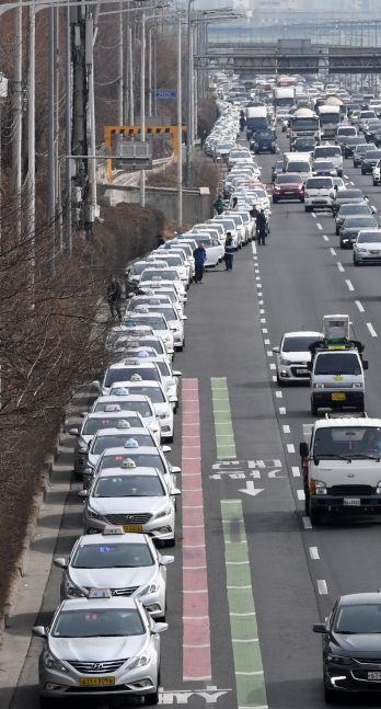 택시요금 인상에 끝이 안보이는 미터기 조정 택시들