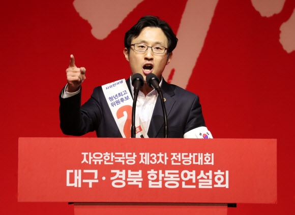 지지 호소하는 김준교 청년최고위원 후보