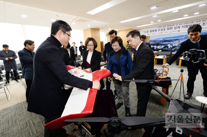 성남 드론 실외 시험비행장 조성에 관한 업무 협약을 마친 은수미 시장(왼쪽에서 2번째)이 관내 7개 기업이 개발한 8기의 드론을 살펴보고 있다.  2019.02.18 성남시 제공  