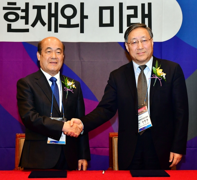 지난달 업무 협약을 맺은 조일현(왼쪽)-쉬창둥 한중 통용항공산업발전협회장.