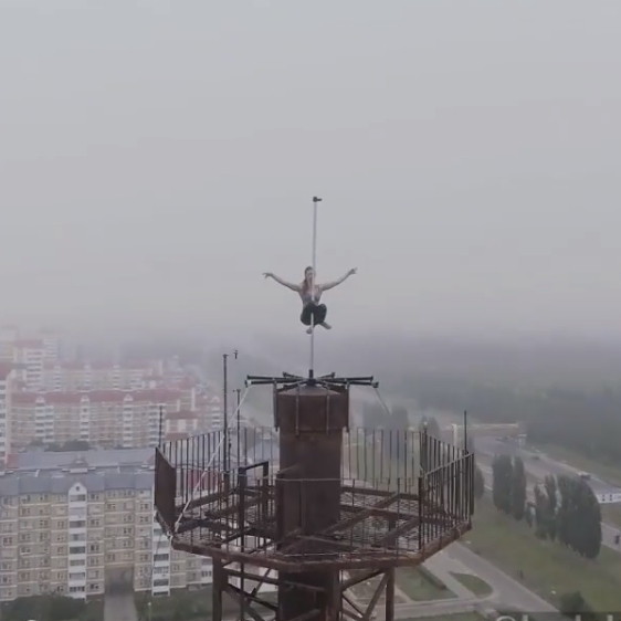 16층 건물 꼭대기서 폴댄스 선보인 러시아 무용수