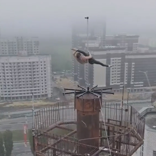 16층 건물 꼭대기서 폴댄스 선보인 러시아 무용수