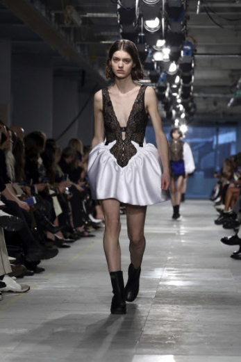 모델이 18일(현지시간) 영국 런던에서 열린 ‘2019가을/겨울 런던 패션위크’중 디자이너 크리스토퍼 케인(Christopher Kane)의 컬렉션을 선보이고 있다.<br>AP 연합뉴스
