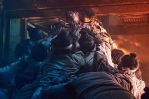 넷플릭스 킹덤 또 스태프 사망