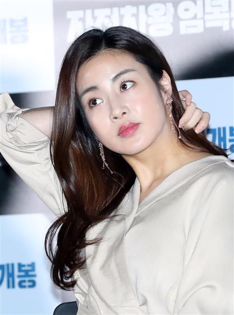 배우 강소라가 19일 오후 서울 CGV 용산아이파크몰에서 열린 영화 ‘자전차왕 엄복동’(감독 김유성) 언론 시사회에 참석해 매력을 발산하고 있다. <br>‘자전차왕 엄복동’은 일제강점기 희망을 잃은 시대에 쟁쟁한 일본 선수들을 제치고 조선인 최초로 전조선자전차대회 1위를 차지하며 동아시아 전역을 휩쓴 ‘동양 자전차왕’ 엄복동을 소재로 한 작품이다. 2019.2.19<br>뉴스1