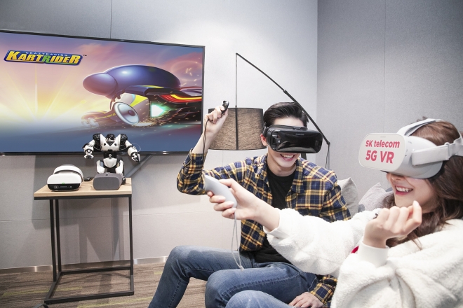 SK텔레콤 모델들이 가상현실(VR) 기기를 쓰고 ‘카트라이더’ 게임 화면을 시청하고 있다. SK텔레콤 제공