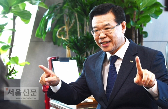 19일 서울 용산구청 집무실에서 성장현 용산구청장이 올해 구정 계획을 밝히고 있다. 전국시장·군수·구청장협의회 회장이기도 한 그는 “서울시에서 협력 사업을 하면서 구별로 서열화시키지 말고 구청장들이 지역에 맞는 고유의 역점 사업을 열심히 펼 수 있도록 지자체에 권한을 대폭 넘겨줘야 한다”고 강조했다. 안주영 기자 jya@seoul.co.kr