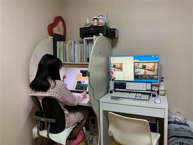 ‘공시생 안나’라는 이름의 유튜브 채널을 운영하는 윤수진씨가 생방송을 진행하며 공부를 하고 있다.   윤수진씨 제공