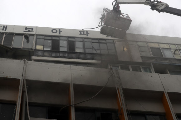19일 오전 대구 중구 포정동 7층짜리 건물 4층 남자 사우나에서 불이 나 소방당국이 화재 진압과 구조 작업을 하고 있다. 이 불로 2명이 사망하고 81명이 중경상을 입었다. 대구 연합뉴스