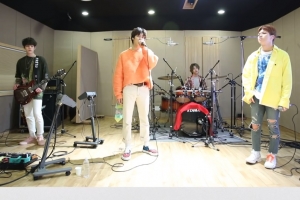 엔플라잉, ‘옥탑방’ 스튜디오 라이브 공개… ‘역주행’은 오늘도 ing