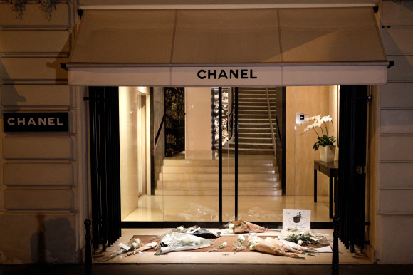 ‘패션의 제왕’ 라거펠트를 기리며…  프랑스 파리의 명품 패션 하우스 샤넬 입구에 19일(현지시간) 디자이너 카를 라거펠트를 애도하는 조화들이 놓여 있다.<br>샤넬의 책임 디자이너로 일해온 패션계의 명장 라거펠트는 이날 파리에서 향년 85세로 숨을 거뒀다. 2019.2.20 AFP 연합뉴스