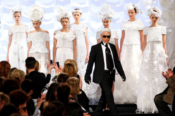 독일 디자이너 카를 라거펠트가 2009년 1월 프랑스 파리에서 열린 샤넬 SS 오트쿠튀르 패션쇼에서 모델들 앞을 지나가고 있다.<br>샤넬의 수석 디자이너로 활약한 패션계의 명장 라거펠트는 지난<br> 19일 85세를 일기로 별세했다. 2019.2.20. 로이터 연합뉴스