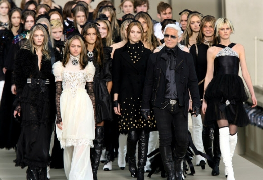 독일 패션 디자이너 카를 라거펠트가 2006년 3월 프랑스 파리에서 열린 샤넬 FW 기성복 컬렉션에서 모델들과 함께 무대를 걷고 있다.<br>샤넬의 수석 디자이너로 활약한 패션계의 명장 라거펠트는 지난<br> 19일 85세를 일기로 별세했다. 2019.2.20 로이터 연합뉴스