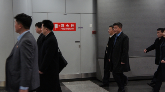 김혁철(오른쪽 세번째 푸른색 와이셔츠) 대표와 최강일(오른쪽 두번째) 국장 직무대행이 귀빈용 통로를 이용해 베이징 공항에 도착하고 있다.