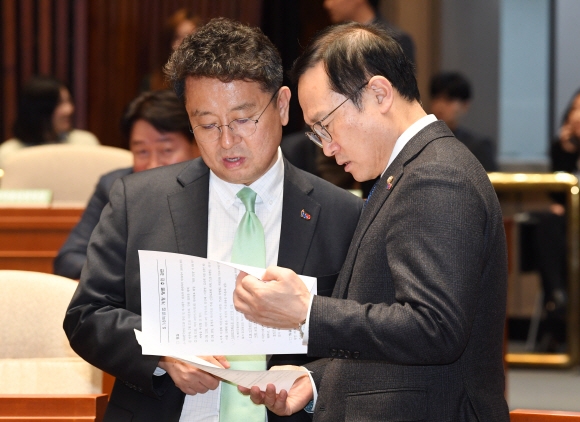 여야가 20일 환경부 블랙리스트 논란 등으로 공방을 벌이며 국회 정상화 합의에 실패한 가운데 홍영표(오른쪽) 더불어민주당 원내대표와 이철희 원내수석부대표 대행이 국회에서 열린 의원총회에서 2월 임시국회 개최 등 현안에 대해 논의하고 있다.  김명국 선임기자 daunso@seoul.co.kr