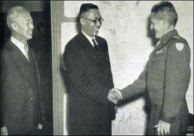 1945년 11월 중국에서 돌아온 김구(가운데)가 이승만(왼쪽)의 주선으로 미 군정 사령관 존 리드 하지 중장을 만나 악수를 나누고 있다. ‘이승만의 삶과 꿈’ 제공